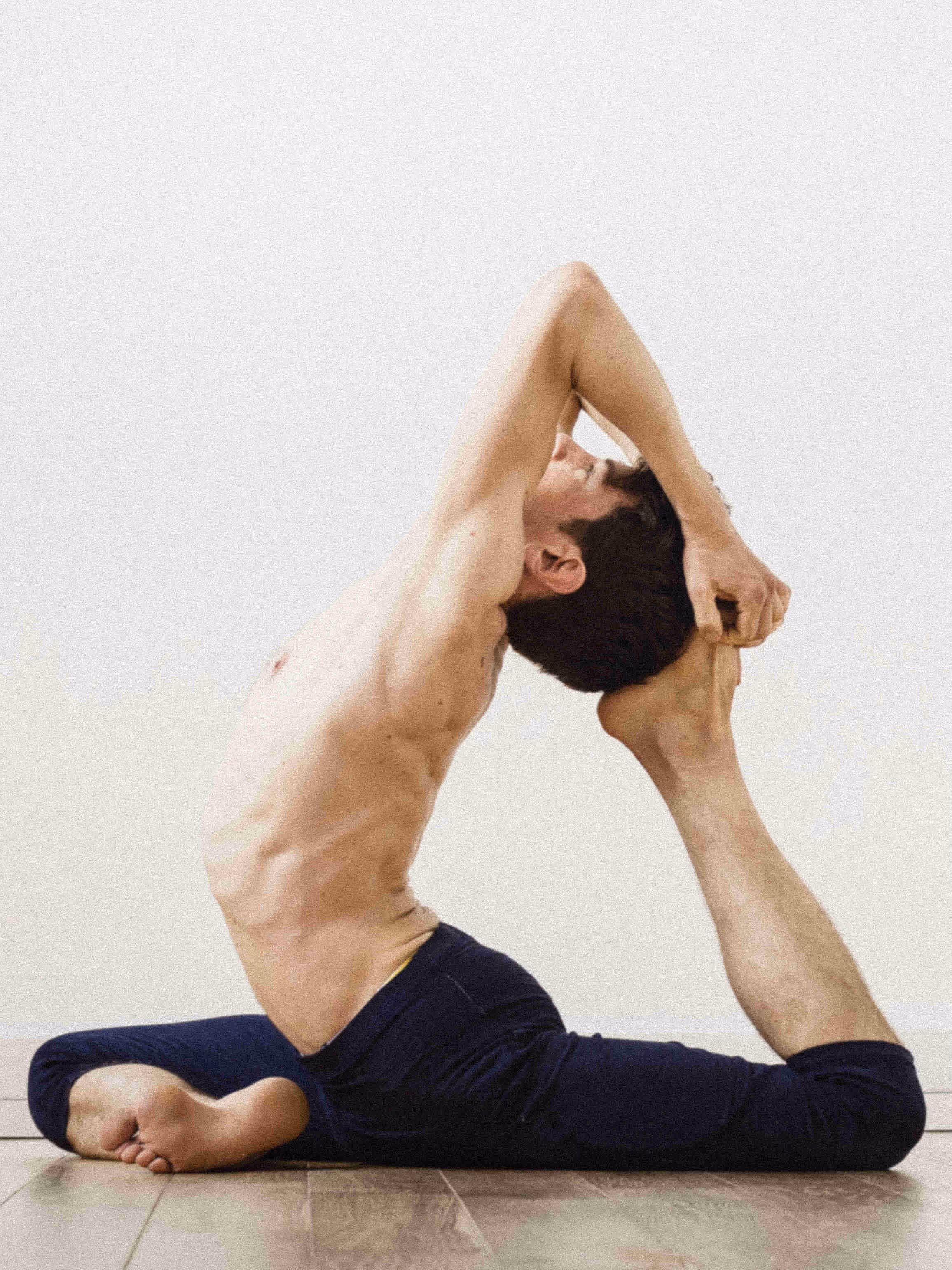 Antoine dans ekapada rajakapotasana, posture de yoga vers l'arrière