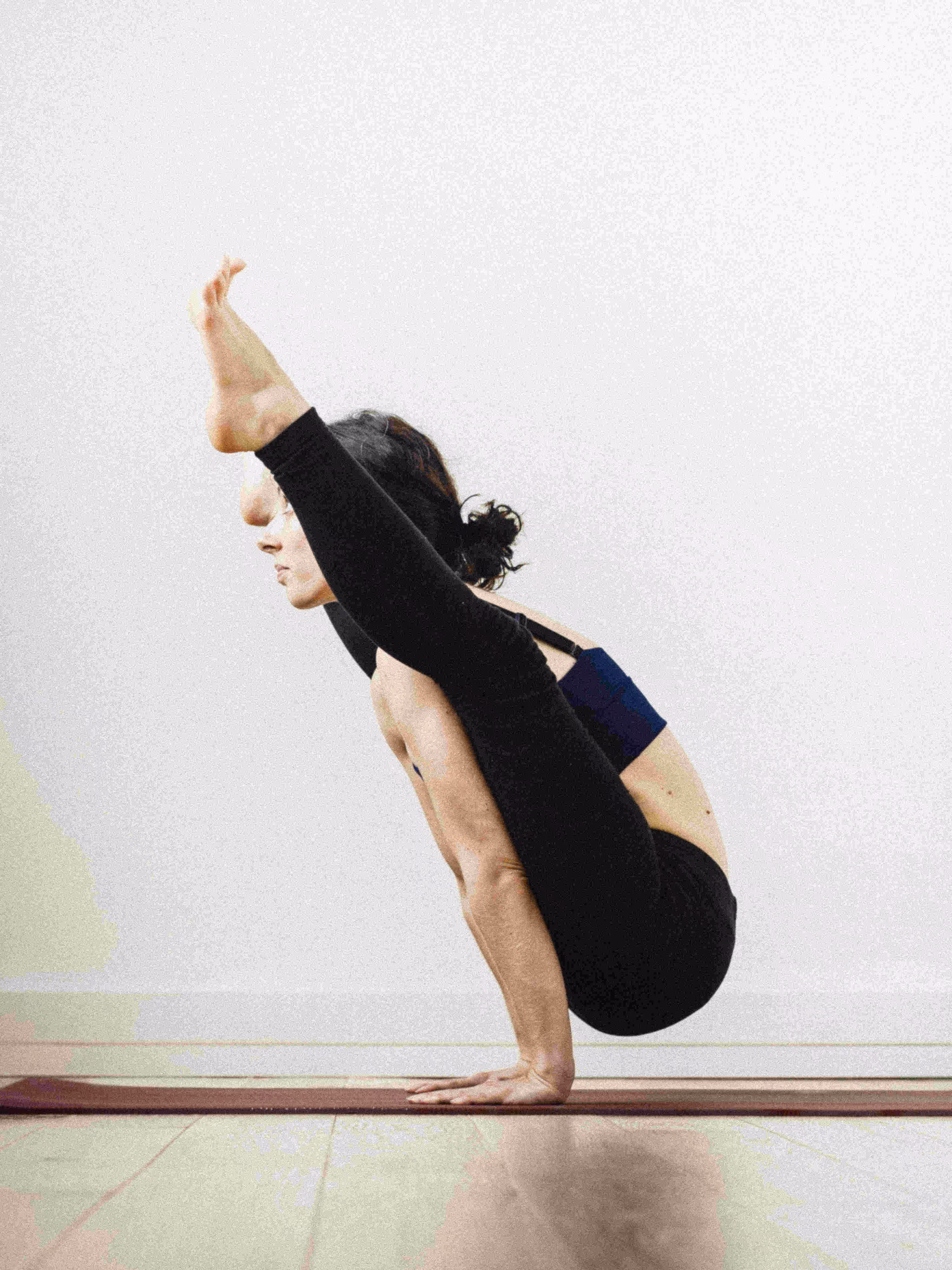 Amélie dans tittibhasana, posture de yoga de la sauterelle