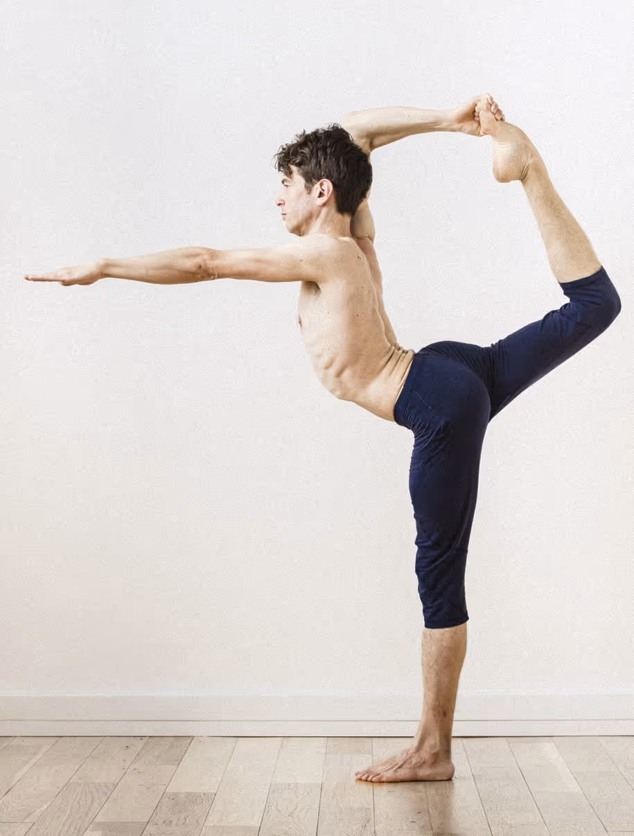 Antoine dans Natarajasana, postute de yoga vers l'arrière en équilibre sur un pied