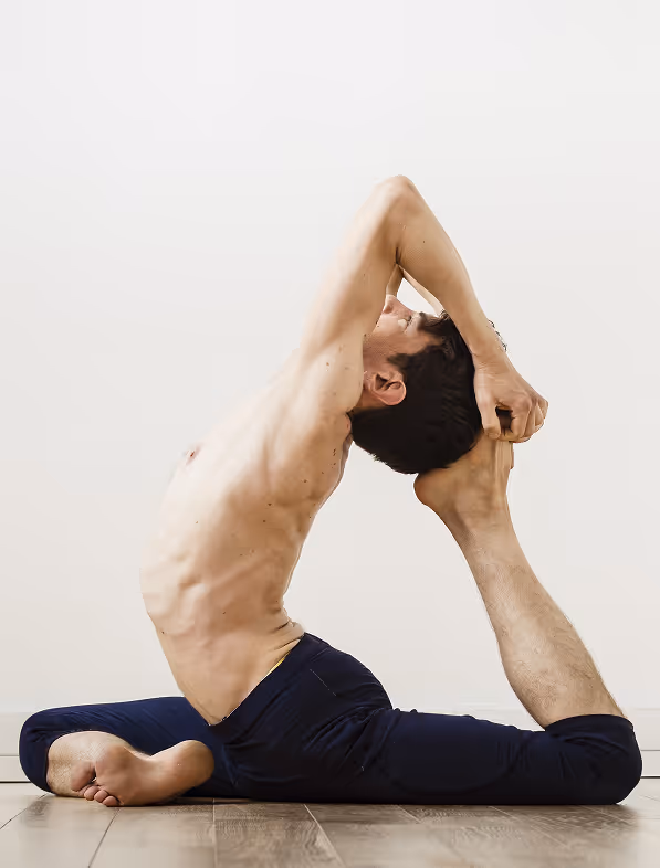 Antoine dans ekapada rajakapotasana, posture de yoga vers l'arrière 