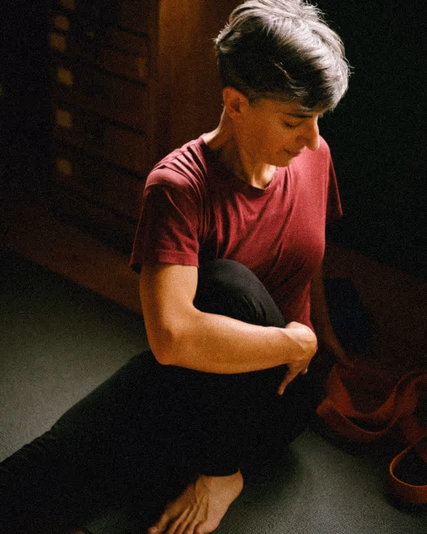 Femme assise dans marichyasana C, posture en torsion