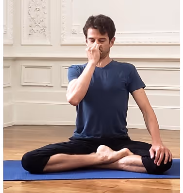 Antoine pratiquant un exercice de respiration yogique