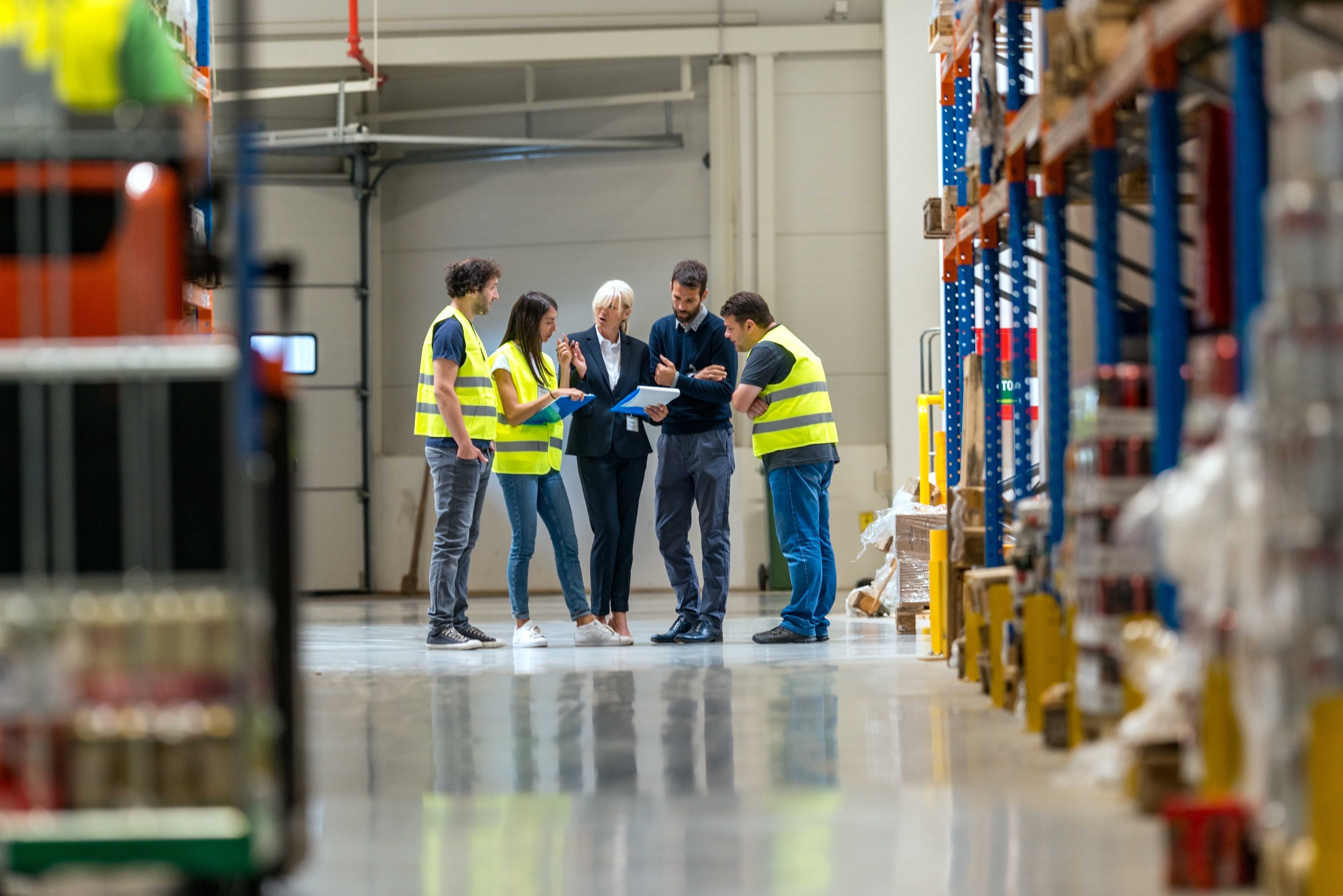Mitarbeiter im Lager, die die Planung besprechen 
