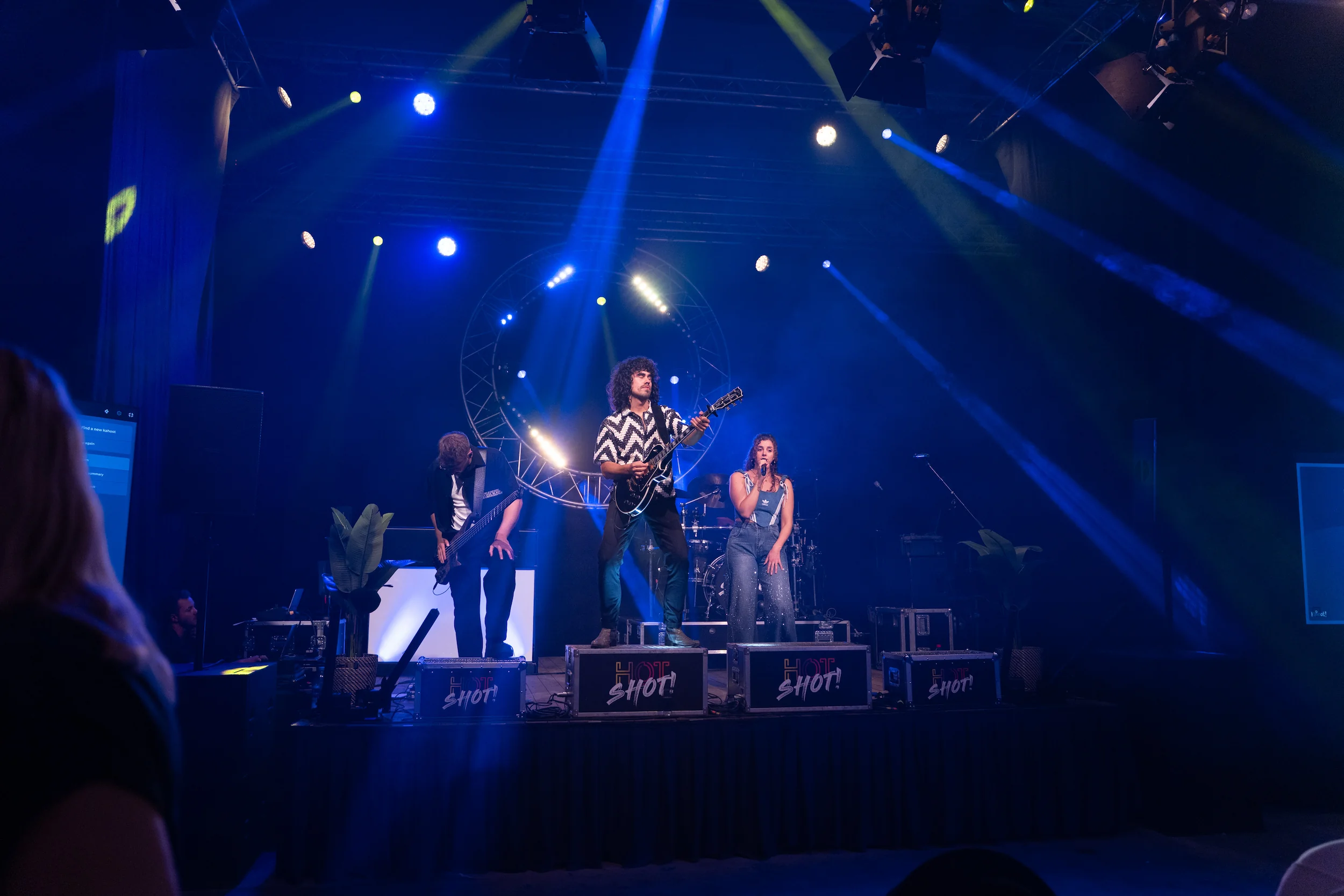 bandleden op het podium tijdens het jubileumgala van junttan, in blauw licht