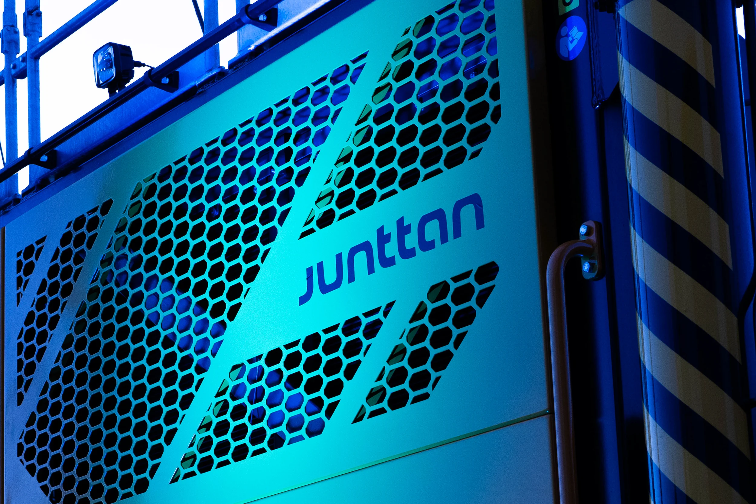 het junttan-logo in blauw licht op een van de machines