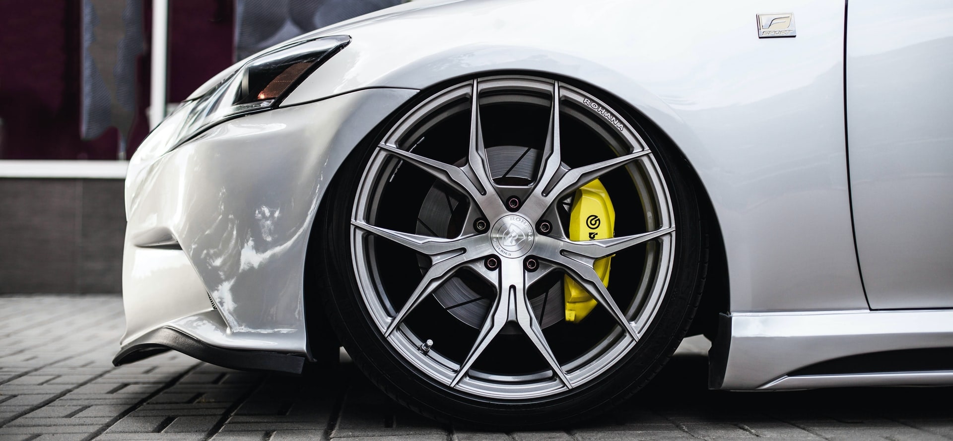 Front of a white car with chrome car rims