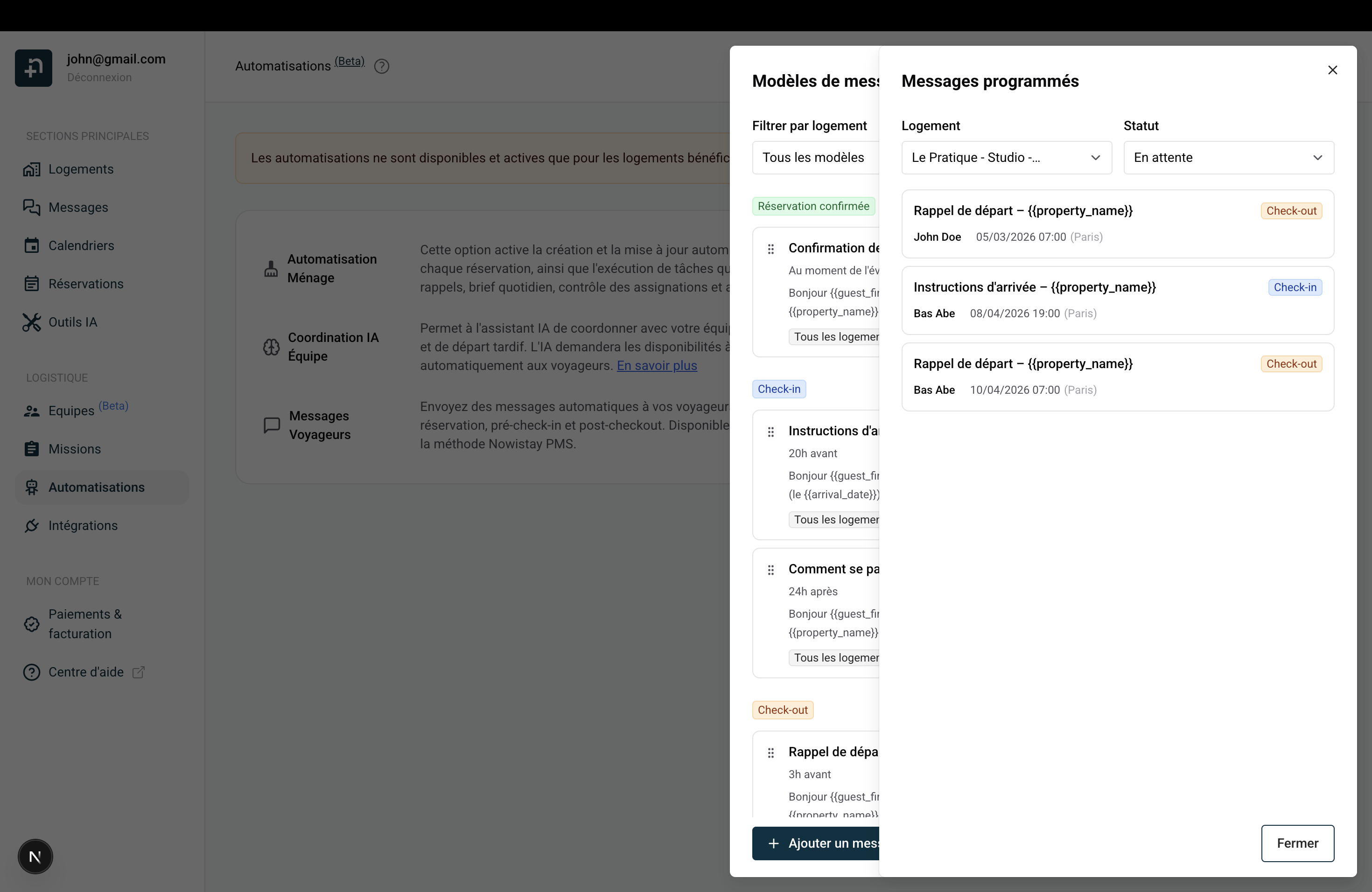 Vue Messages programmés montrant les emails en attente avec les tags colorés par événement, les noms des voyageurs et les heures d'envoi