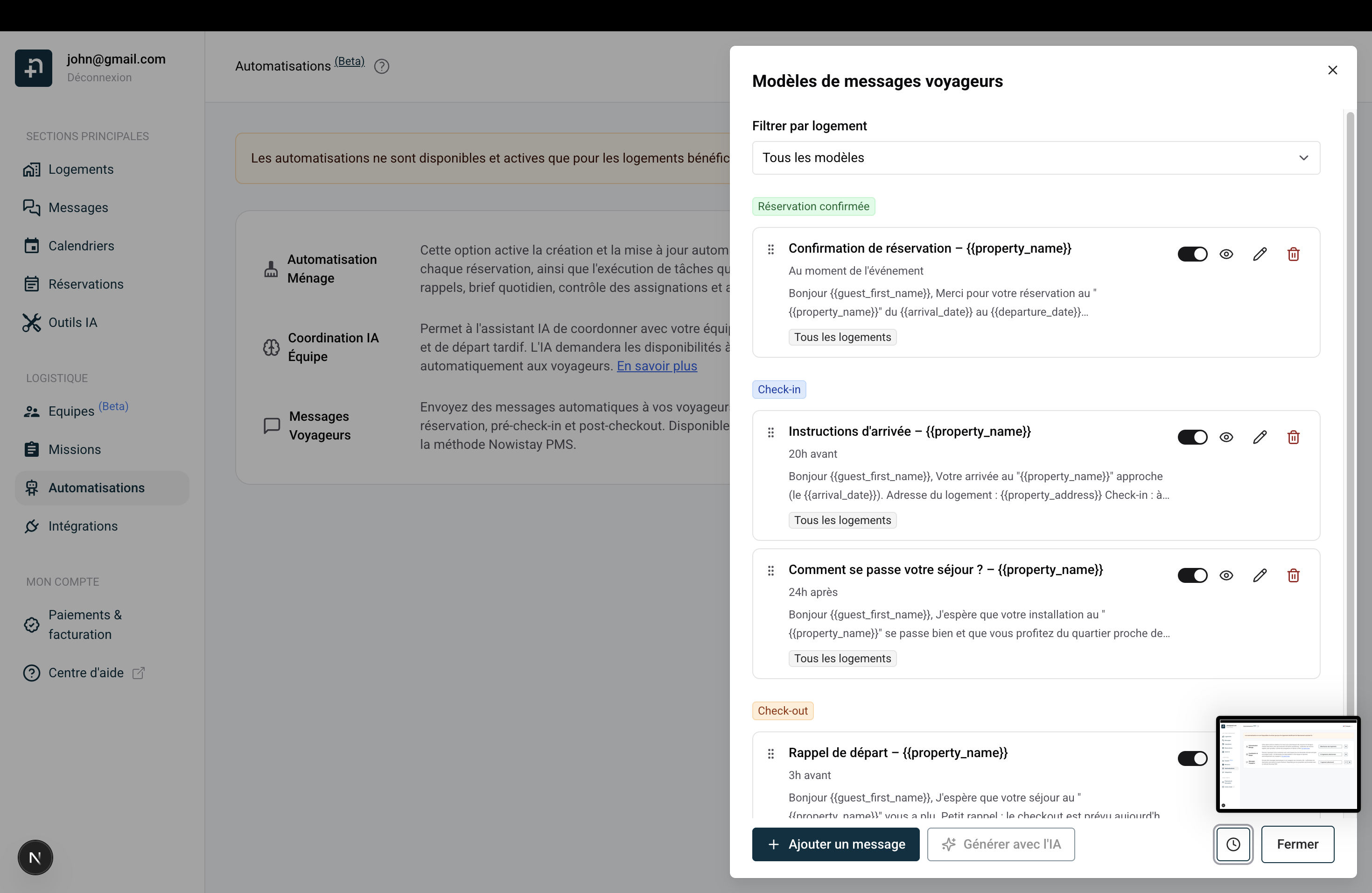 Panneau des modèles de messages voyageurs montrant quatre modèles regroupés par événement déclencheur avec les boutons Ajouter un message et Générer avec l'IA