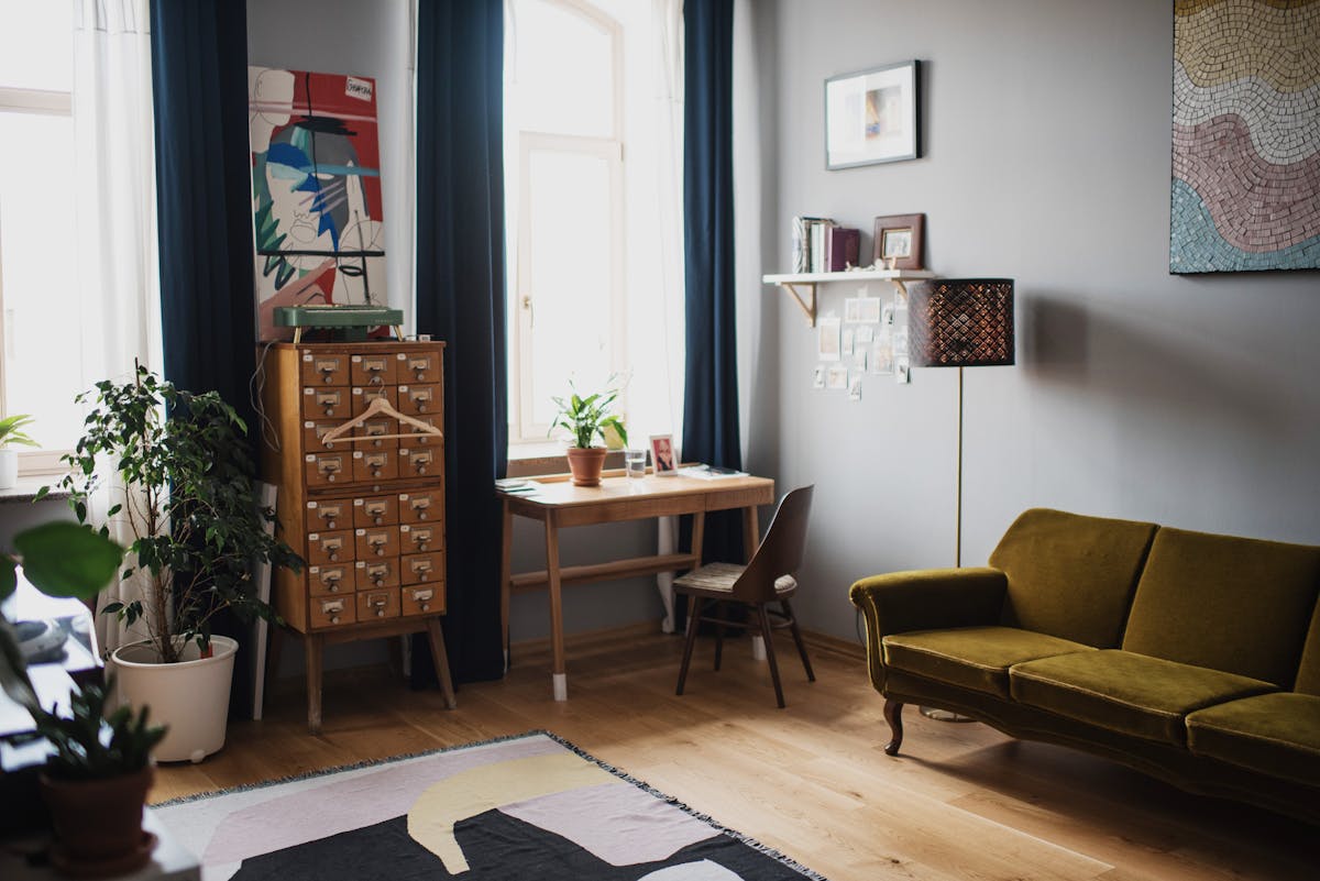 Intérieur moderne de location saisonnière géré avec la technologie