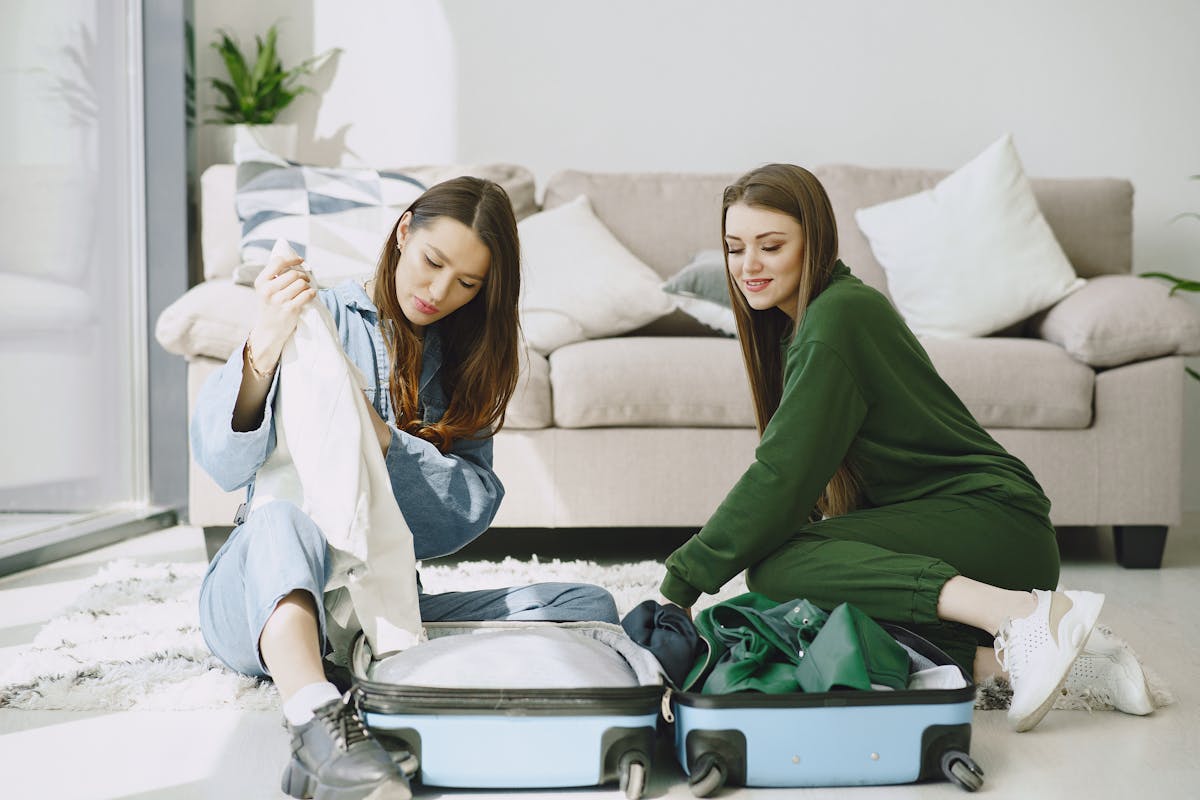 Voyageur avec bagages arrivant en avance à la location saisonnière