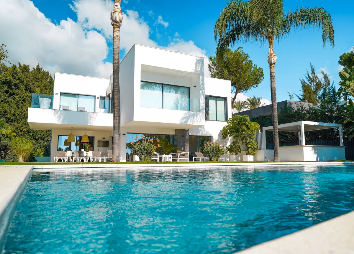 Propriété de location saisonnière moderne avec piscine