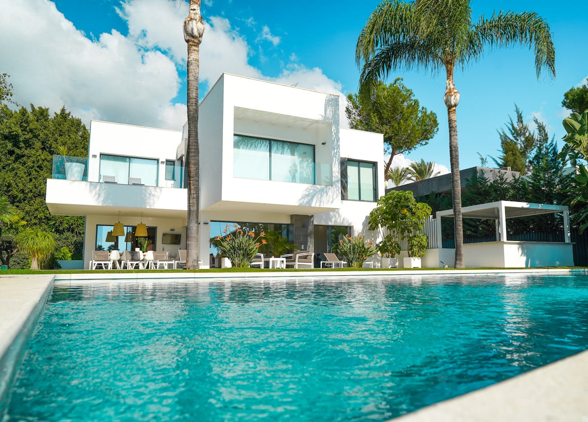 Propriété de location saisonnière moderne avec piscine