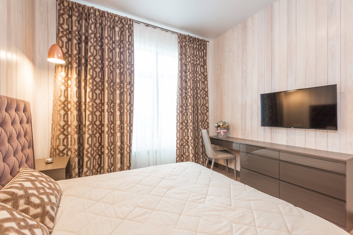 Cozy vacation rental bedroom with excellent amenities deserving five-star reviews