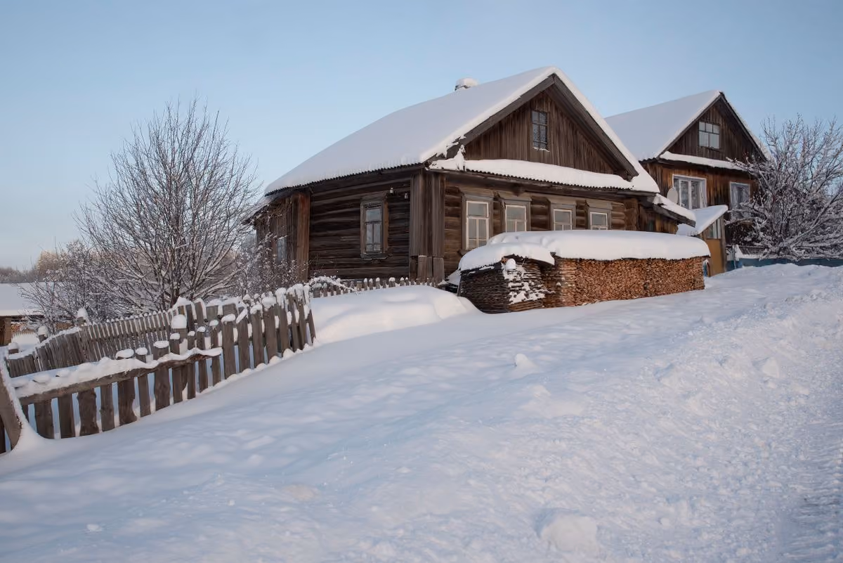 Chalets en bois entourés de neige et de givre en hiver