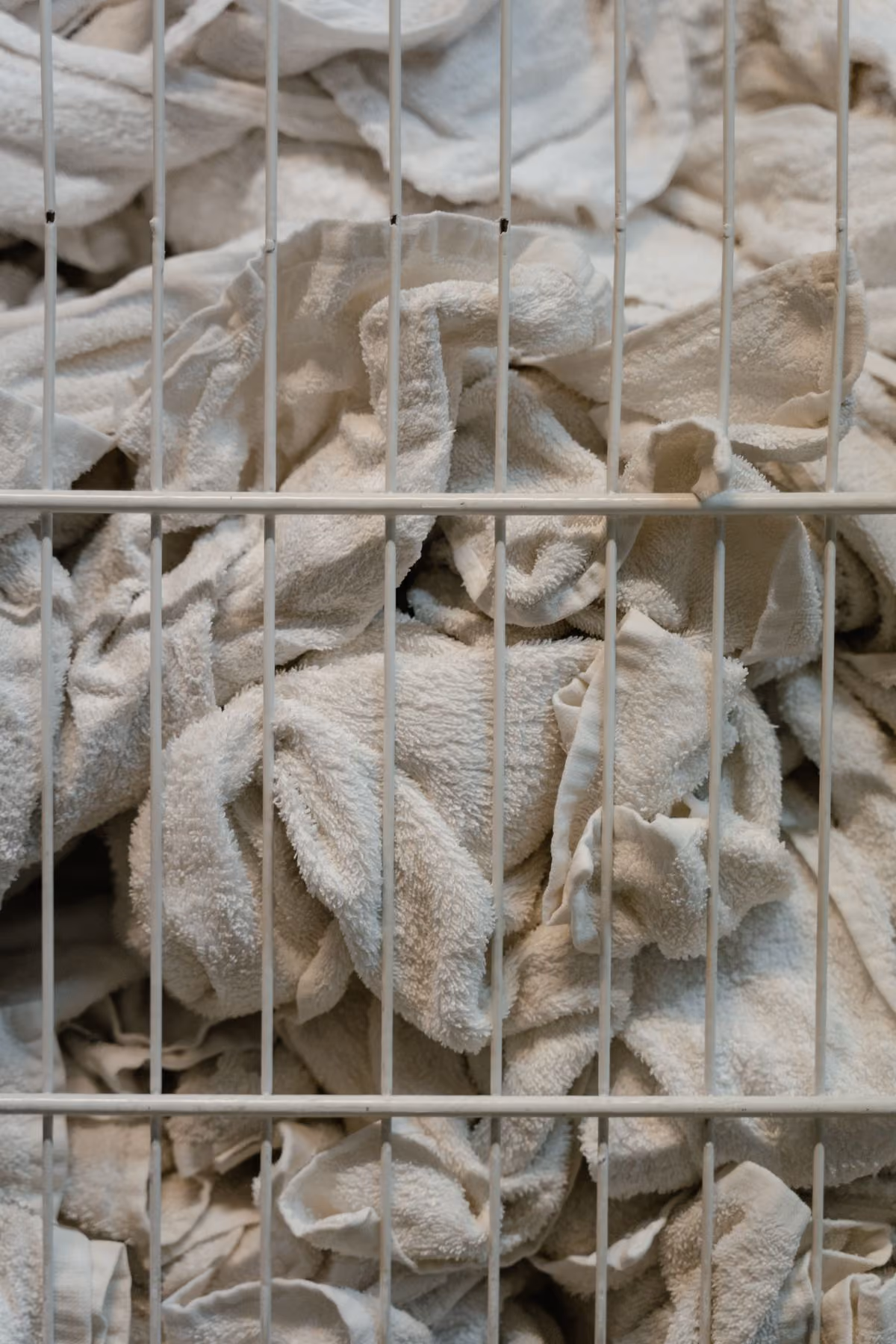 Serviettes blanches dans un panier parmi les consommables du logement