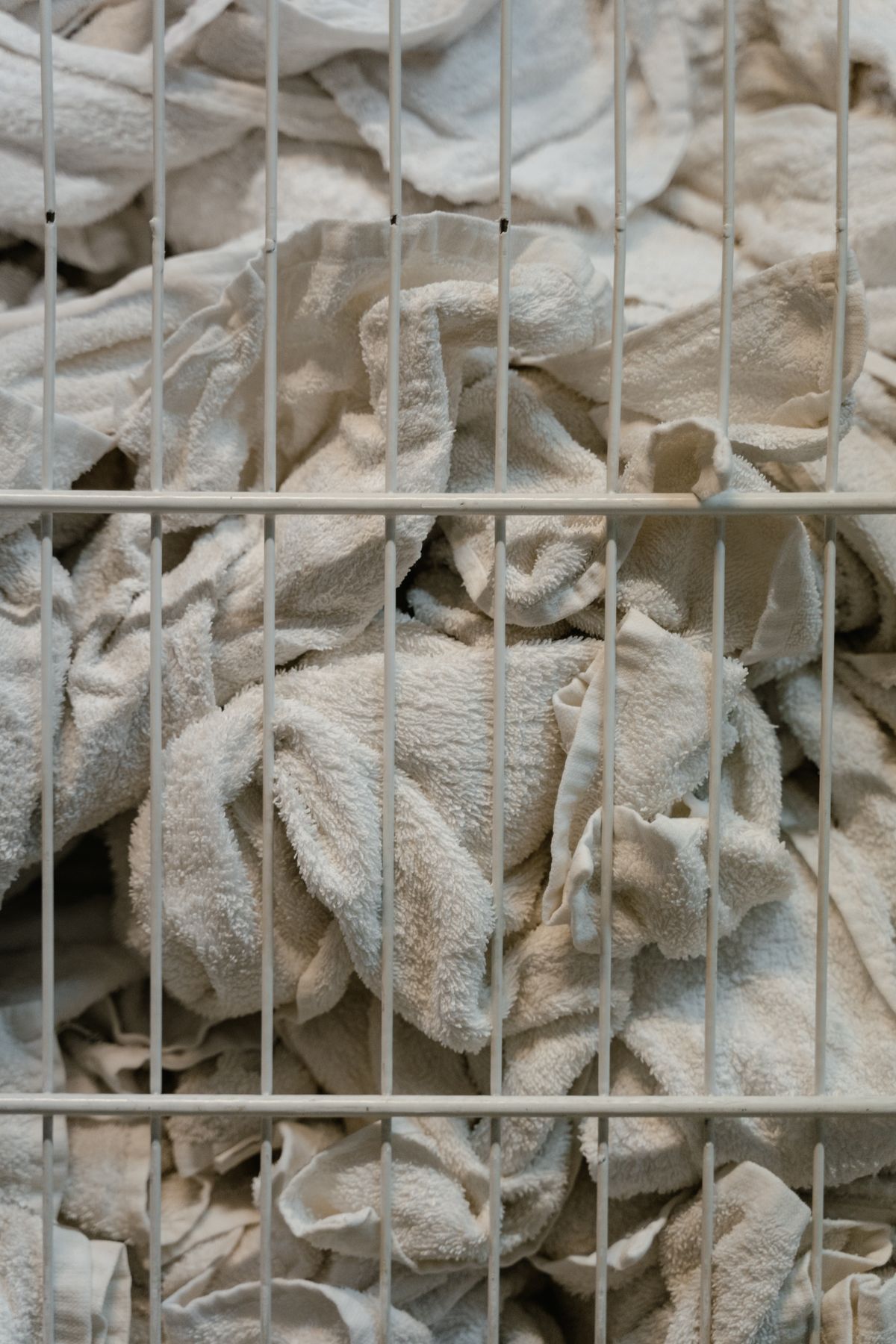 Serviettes blanches dans un panier parmi les consommables du logement
