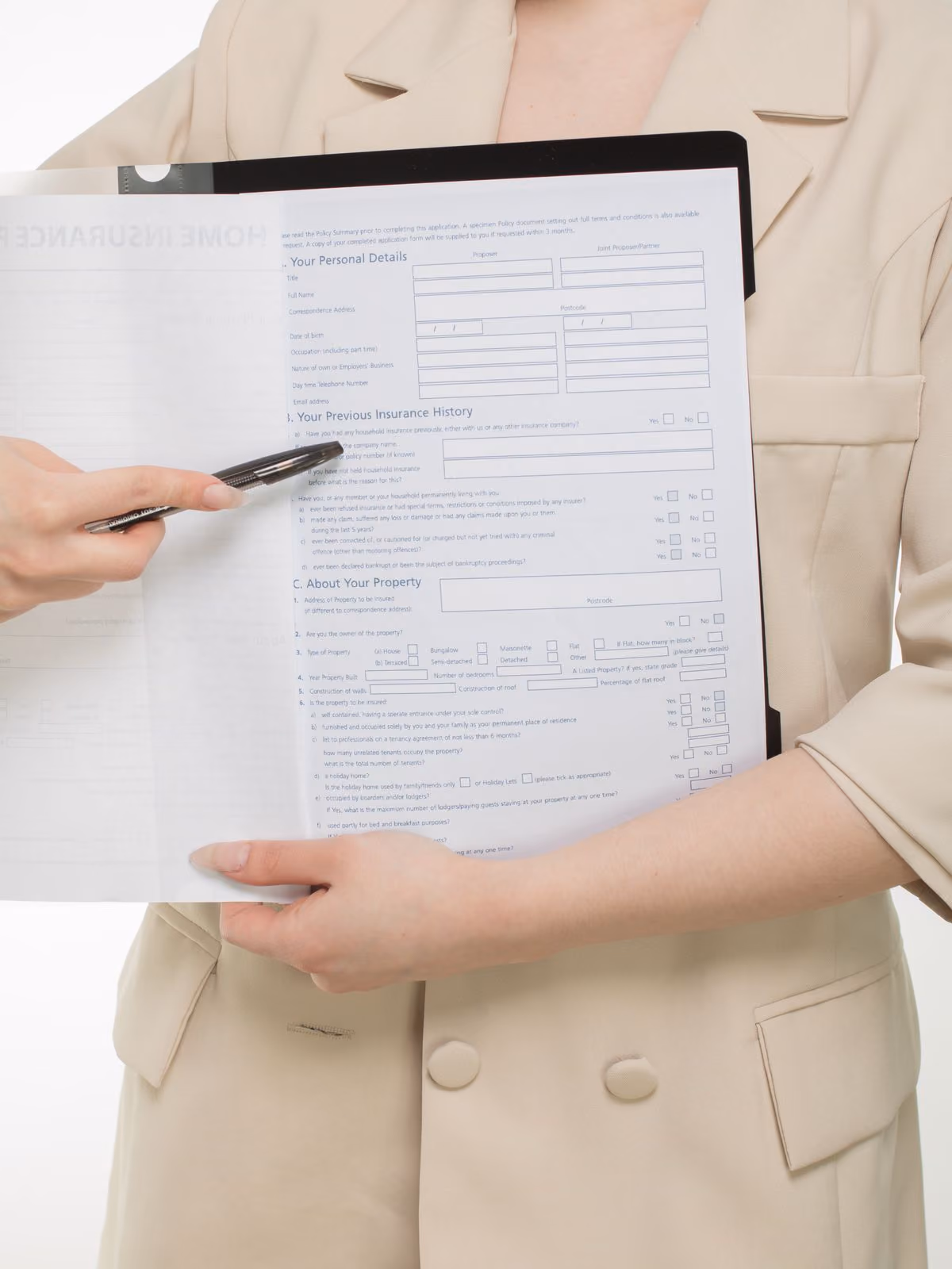 Professionnel de l'assurance présentant des options de couverture