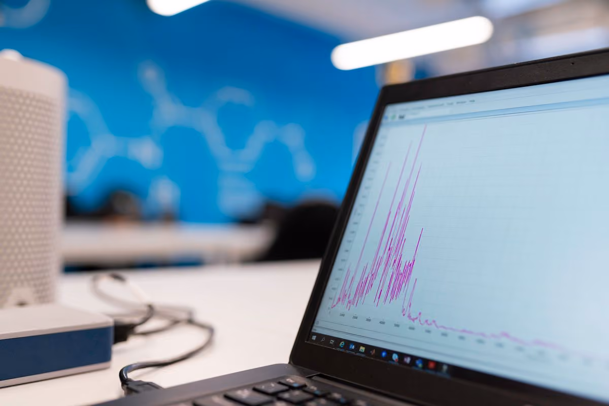 Ordinateur affichant les statistiques d'un site de réservation directe