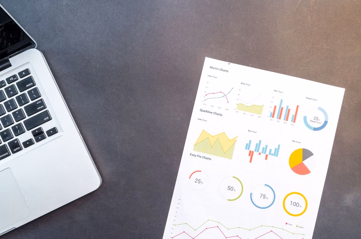 Bureau avec graphiques de performance SEO d'un site de location