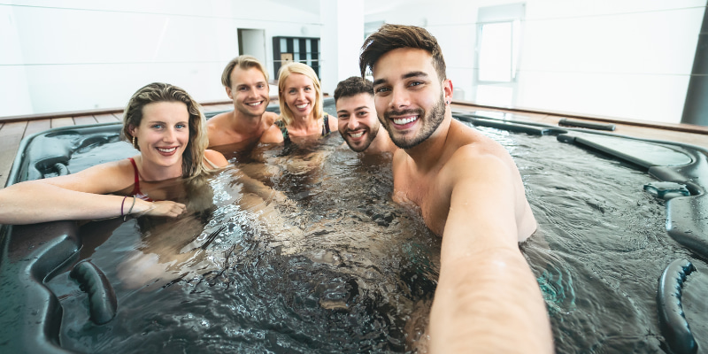 voyageurs contents dans un jacuzzi