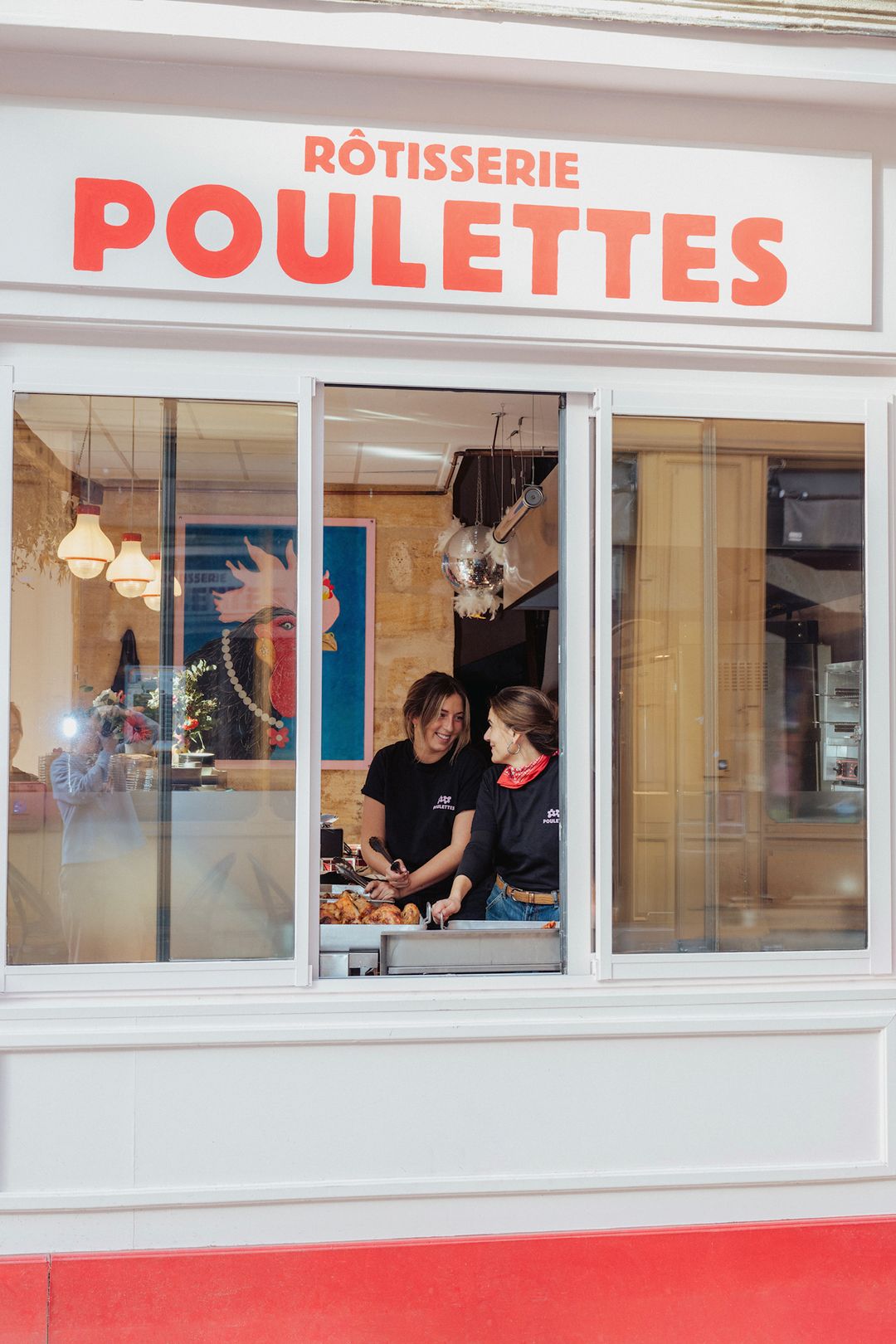 Inès & Ariane à la vitrine