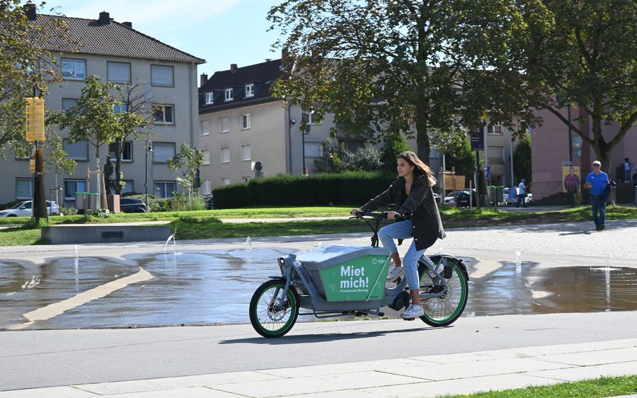 A sigo e-cargo bike being ridden through a residential district in Germany