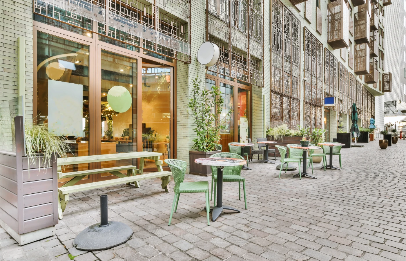 Eine Straße mit Gastronomie