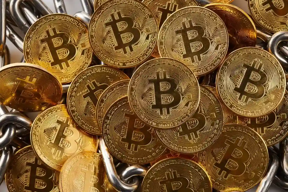 Introduction on how blockchain technology can aid in climate change mitigation by promoting transparency, improving carbon trading, and ensuring sustainable practices.