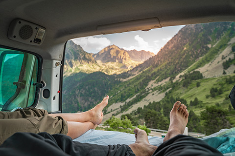 Menschen chillen im Camper