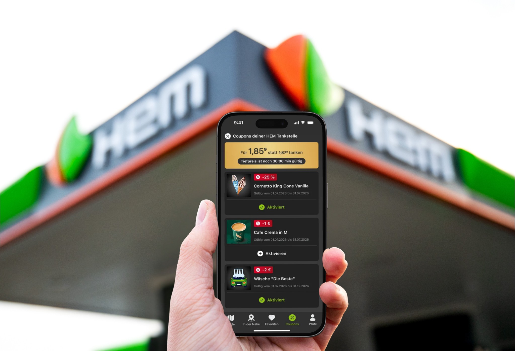 HEM App vor einer HEM Tankstelle 