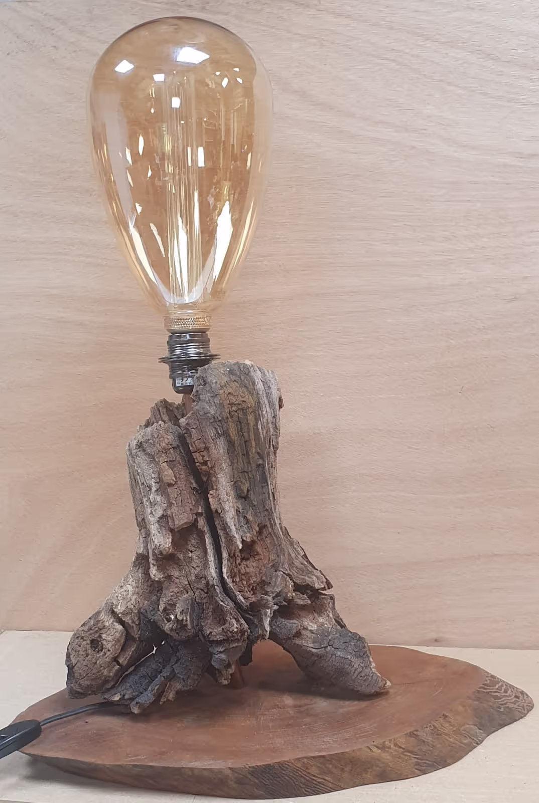 Lampe avec un pied en souche de bois flotté et ampoule Nordlux G172.