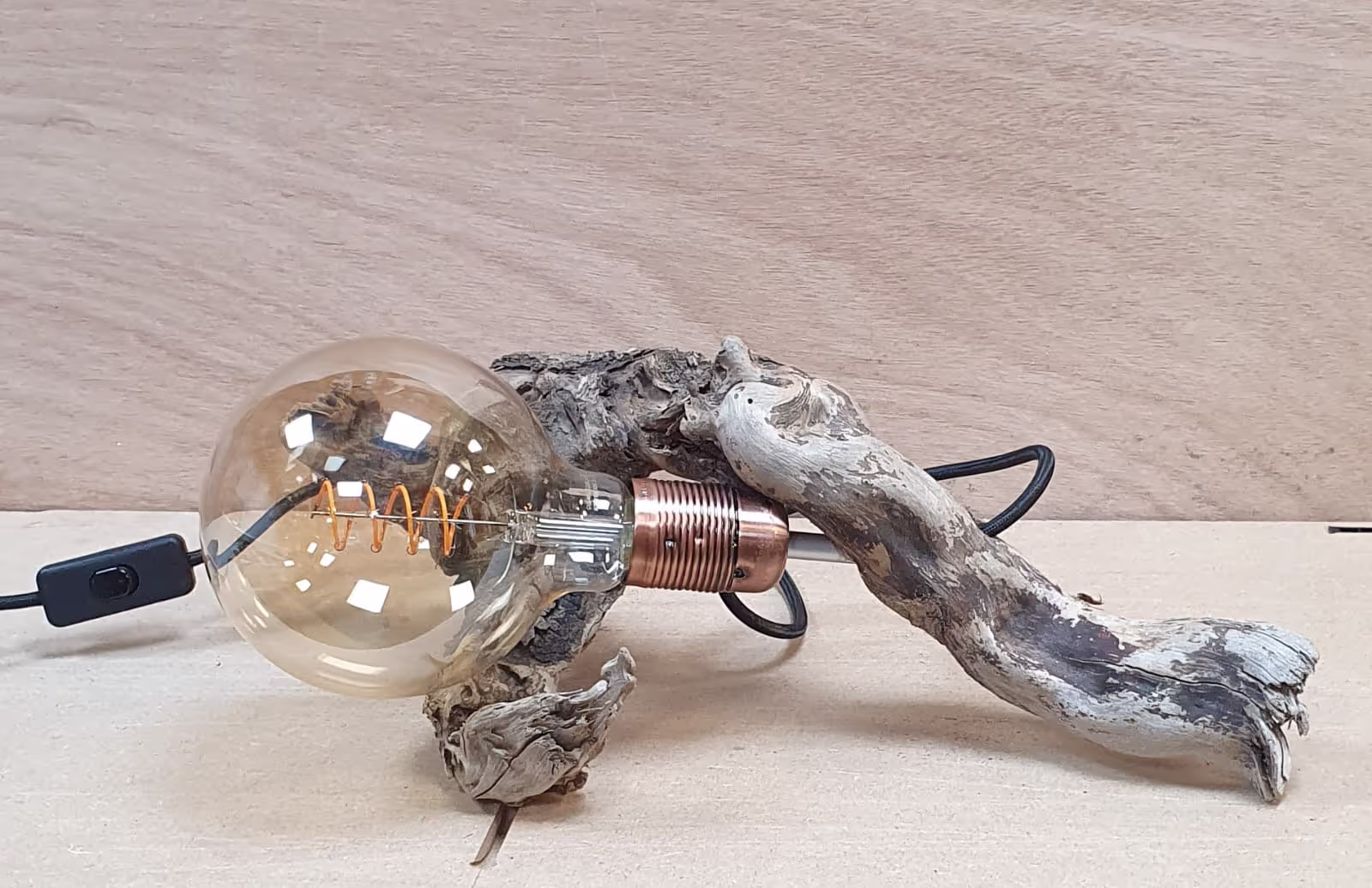 Lampe avec un pied en branche de bois flotté, cep vigne, et ampoule led filament.