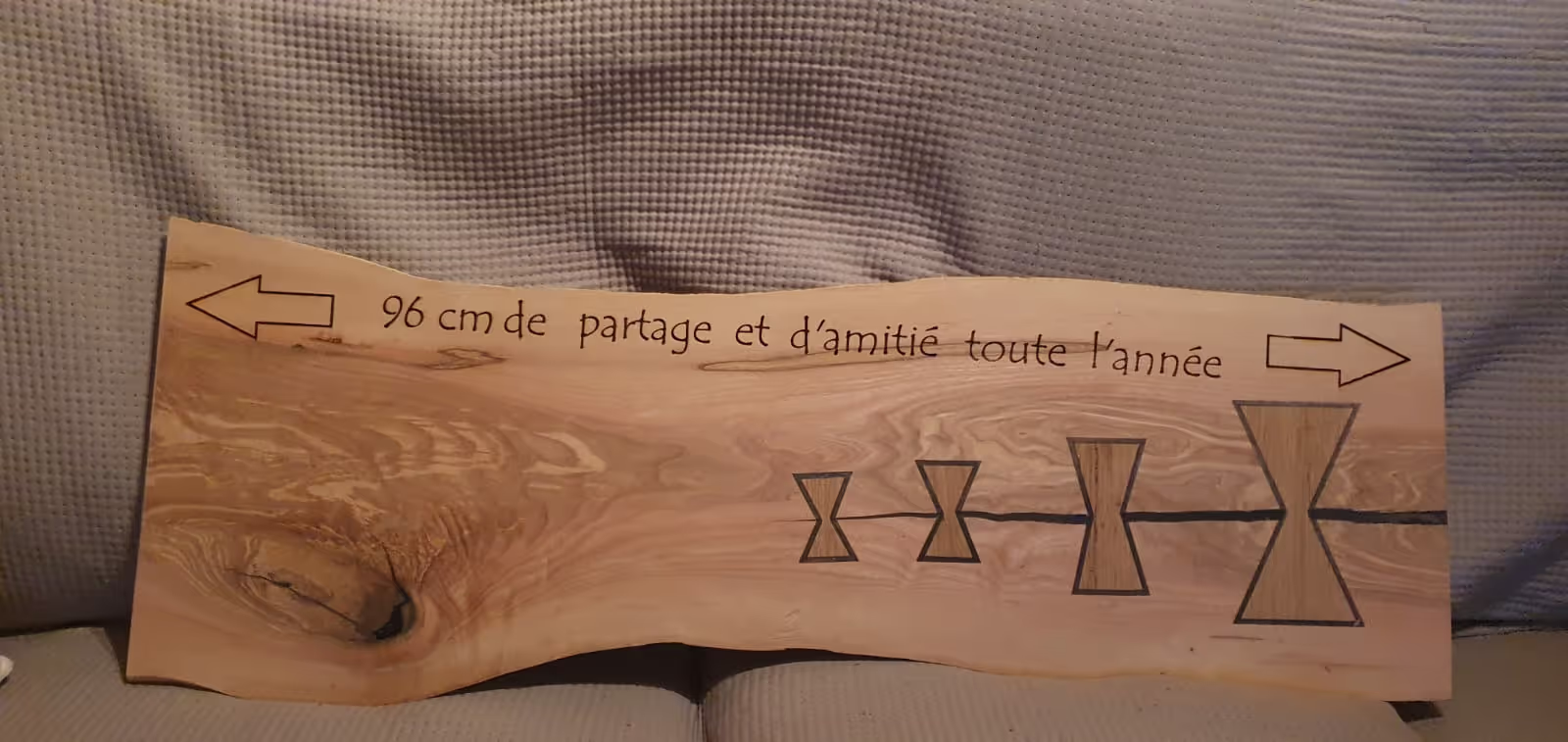 Planche apéritive en frêne avec trois motis papillons en chêne et incrustation en résine, et gravure 96 cm de partage et d'amitié toute l'année.