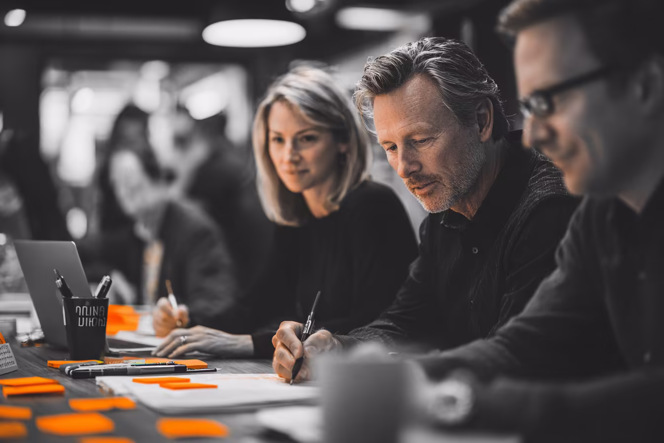 Growth-Marketing-Team plant Maßnahmen zur Leadgenerierung und Conversion-Optimierung.