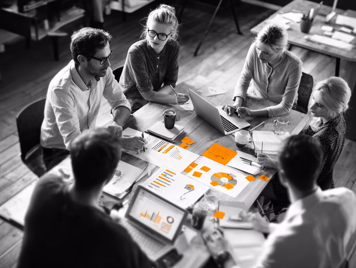 Marketing-Team analysiert Conversion-Daten und Optimierungspotenziale in einem Strategie-Workshop