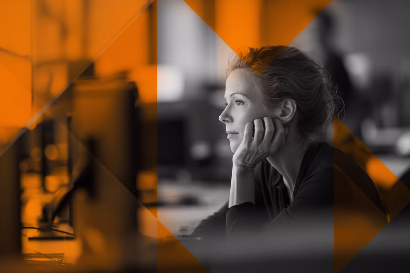 Marketing-Expertin analysiert Kampagnendaten und Traffic-Potenziale