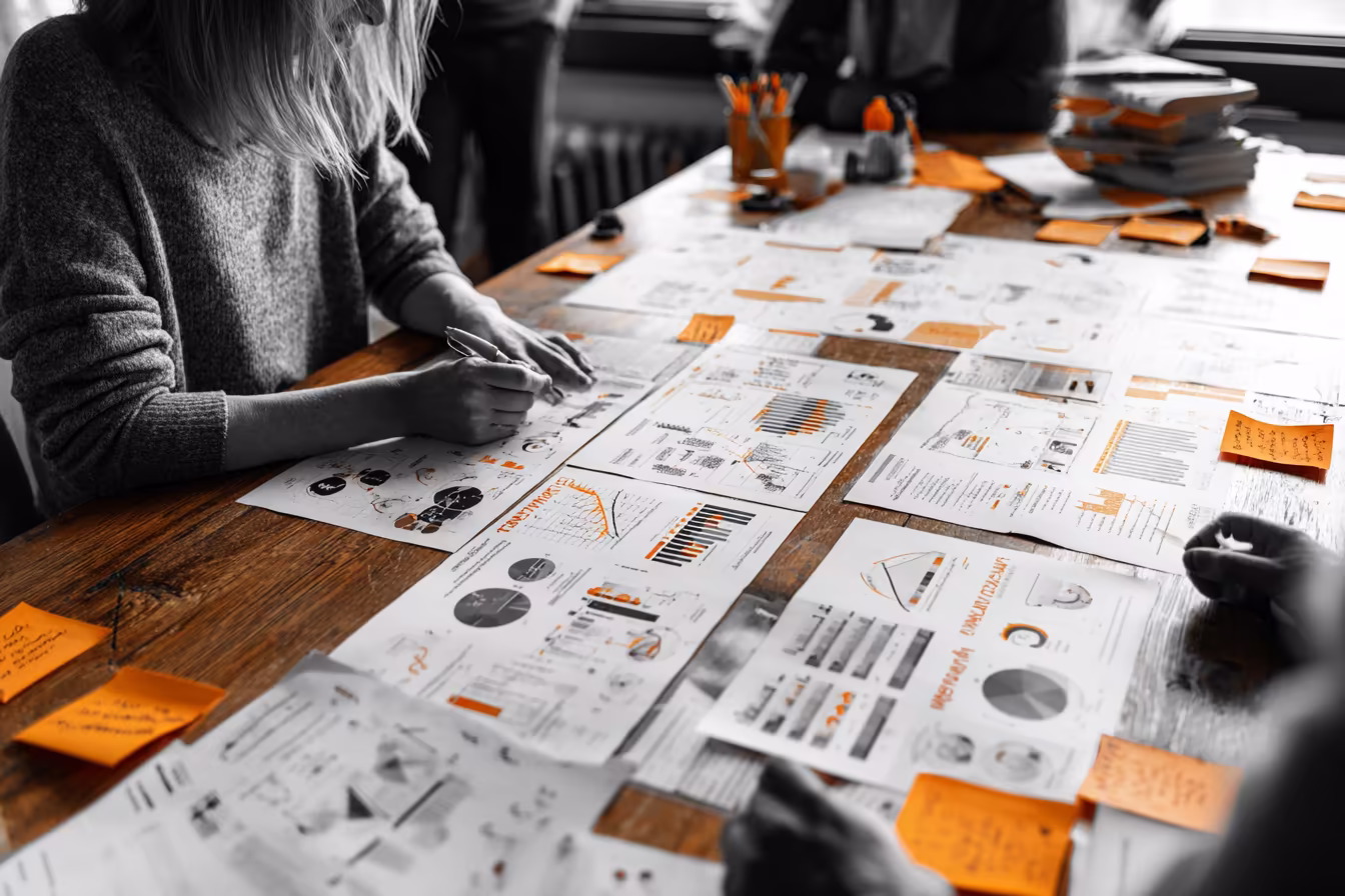 Marketing-Team analysiert Conversion-Daten und Optimierungspotenziale in einem Strategie-Workshop