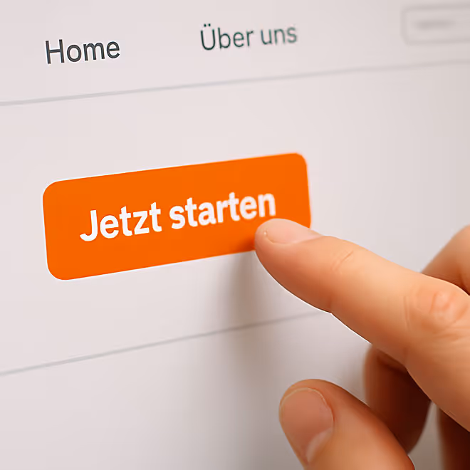 Finger tippt auf orangen Call-to-Action Button mit Text Jetzt starten.