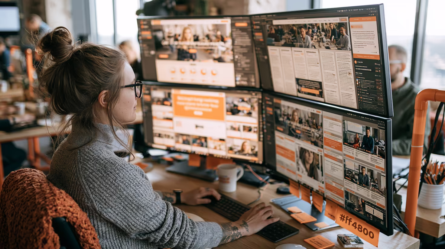 UX-Designerin optimiert den Landingpage-Aufbau und überprüft die Seitenstruktur auf mehreren Bildschirmen