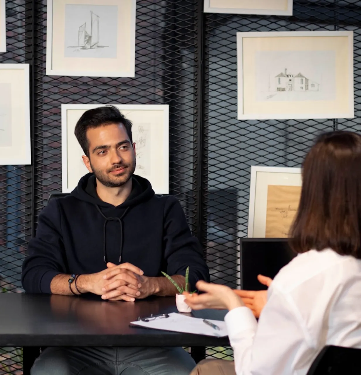 Une personne parle à une autre personne sur une table noir