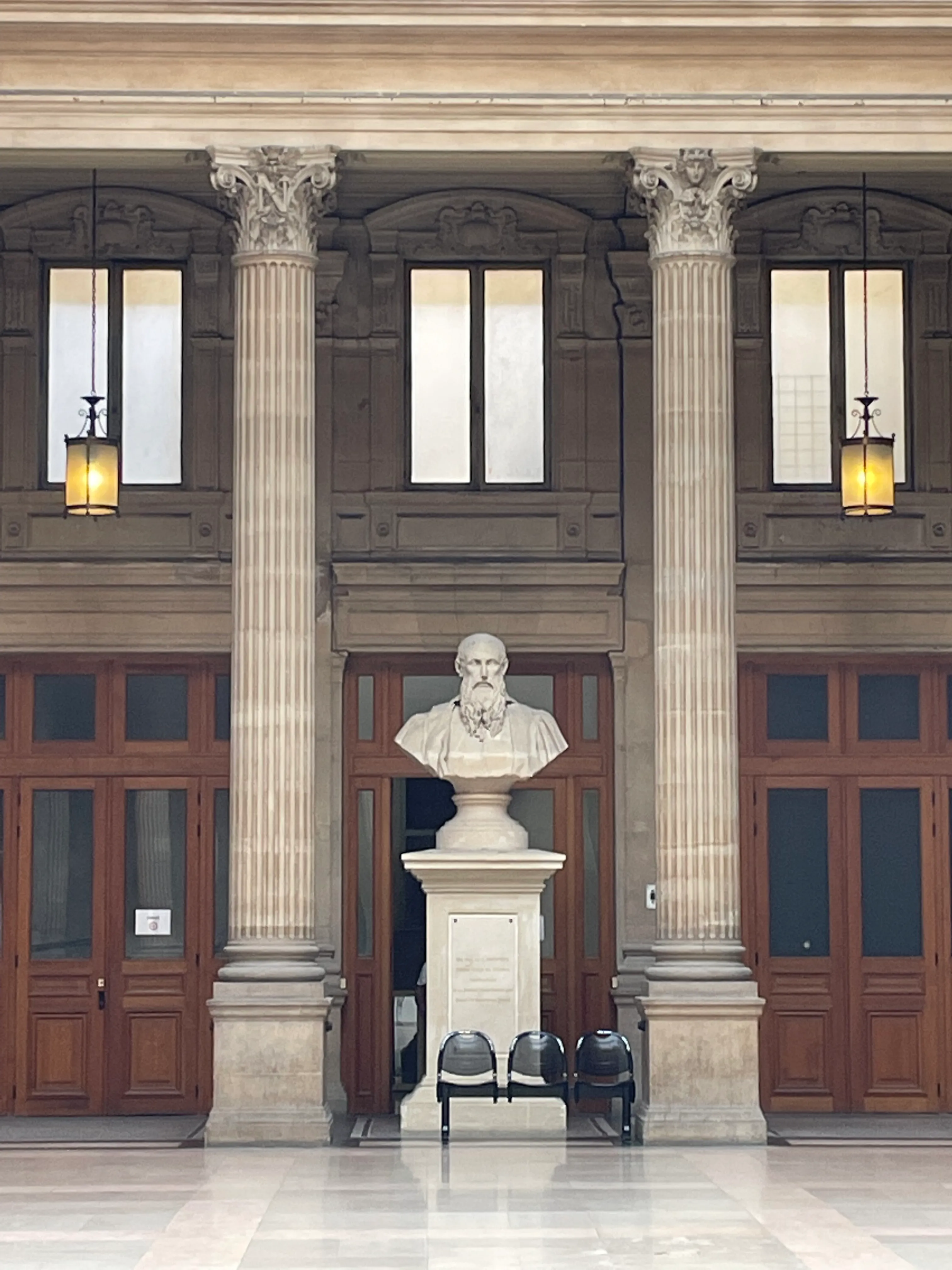 Une statue d'homme devant un bâtiment