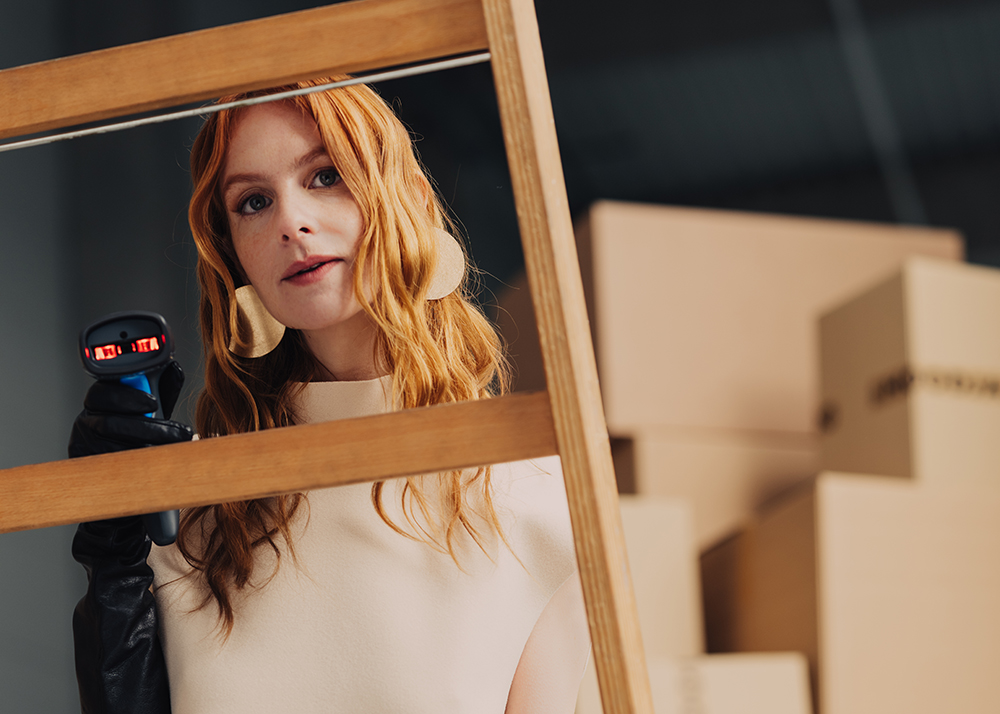 Nachhaltiges Fulfillment ist eine Kundenerwartung; Frau mit Scanner auf Leiter