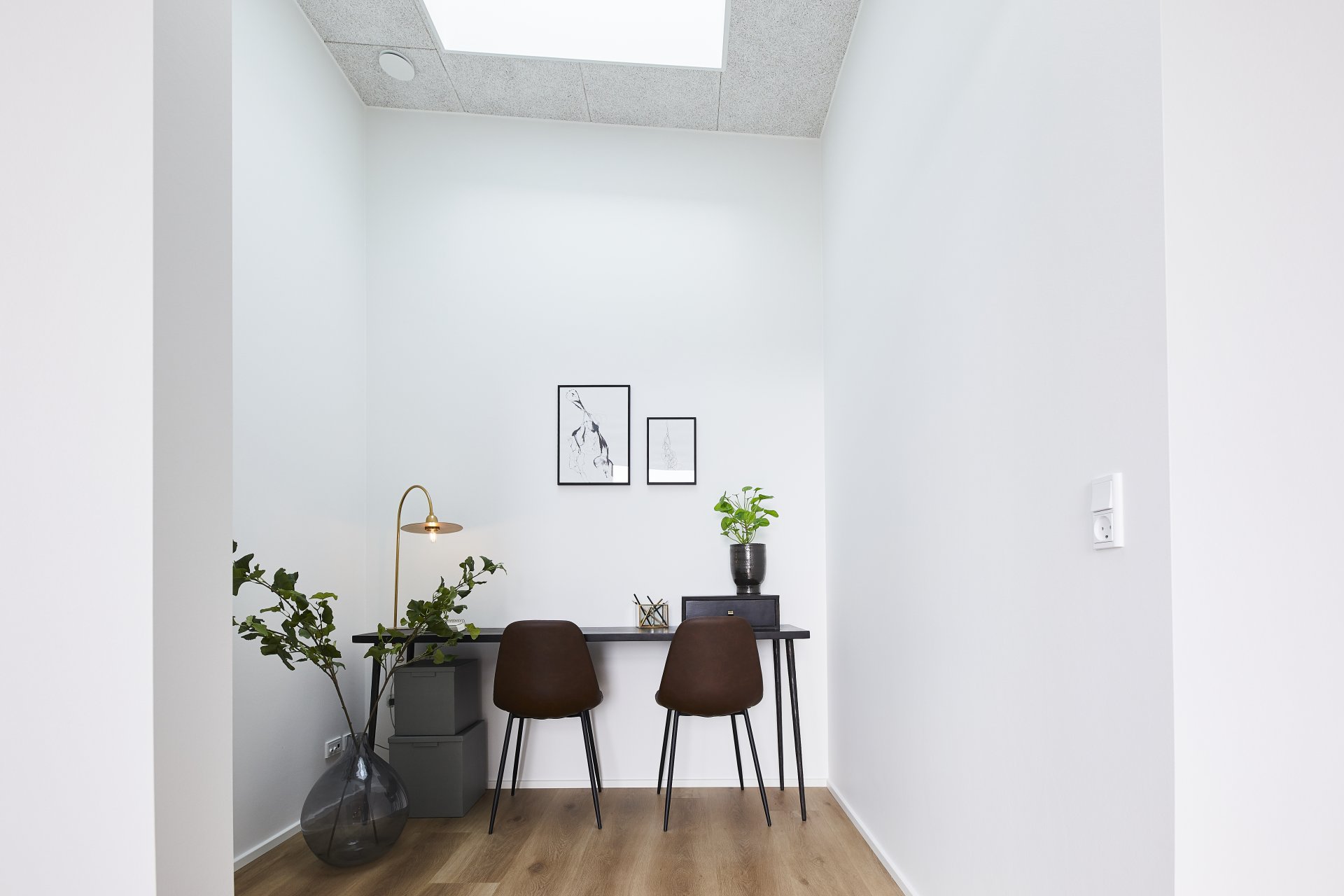 I køkken/alrummet har vi lavet et lille indhak med et ovenlysvindue, som fungerer rigtig godt til kontorplads. Man kunne også bruge det til multirum, lektieplads eller lignende.