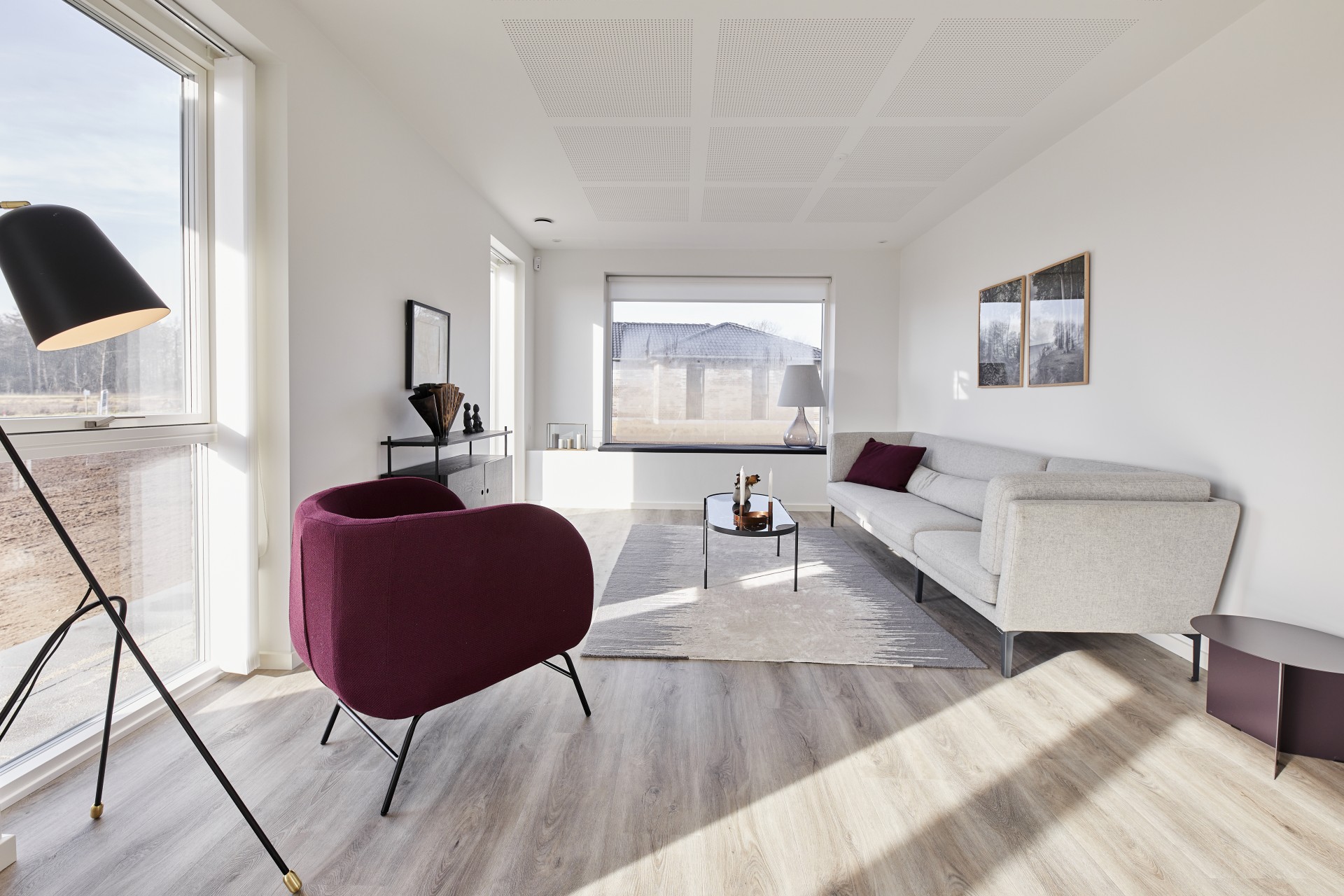 Det er blevet populært med et udsigtsvindue eller sansevindue i stuen. Vi har valgt at udnytte vinduet ved at lave en siddebænk her. Det tilføjer lidt hygge til dagligstuen, og skaber en god læseplads.