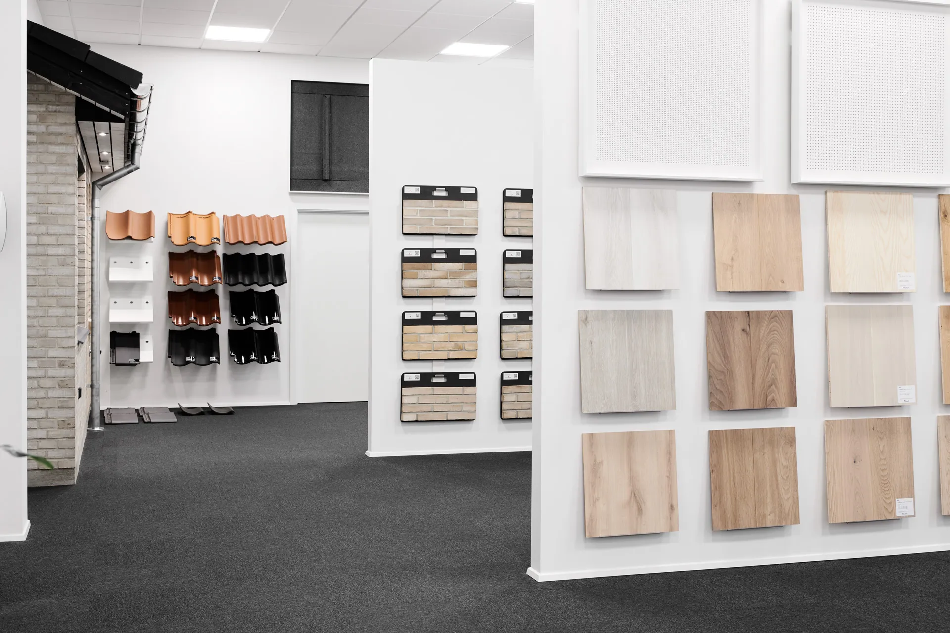 I vores showrooms kan du finde materialer til dit hjem. Du kan blandt andet se forskellige mursten, gulve, klinker, tagsten, lofter, armaturer, døre, vinduer og meget andet.