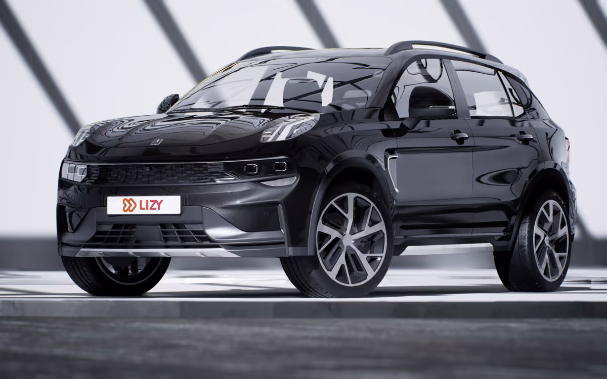 Zwarte Lynk & Co compacte SUV geparkeerd in een lichte ruimte met schaduwlijnen.