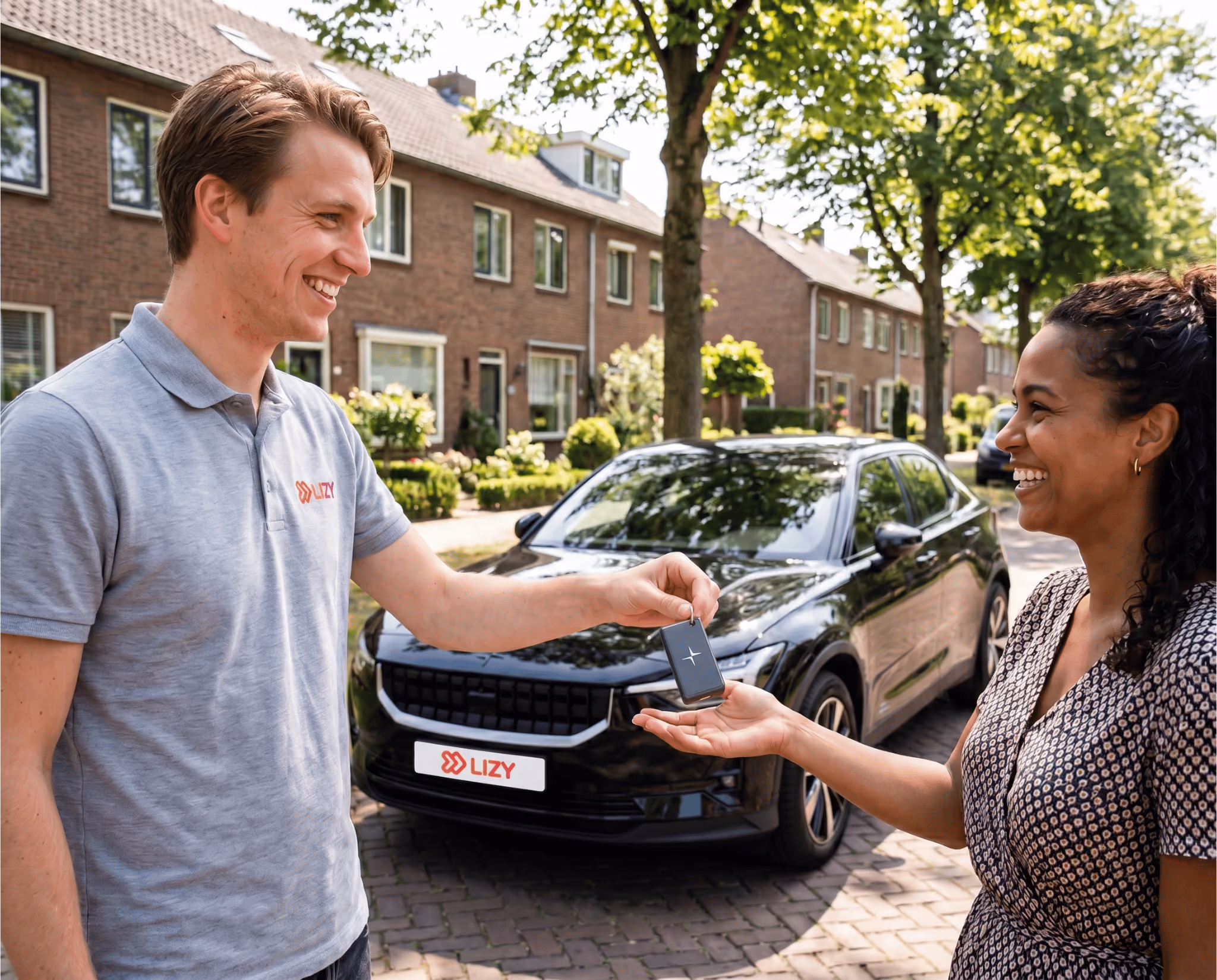 Een LIZY medewerker overhandigt een lachende vrouw de autosleutel van haar jong gebruikte Polestar 2 in  een woonwijk.