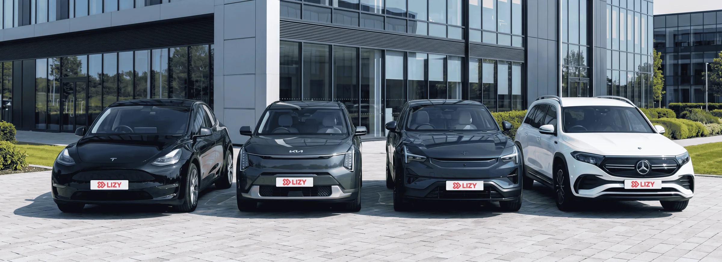 Vier elektrische SUV's van LIZY naast elkaar voor een kantoorgebouw, waaronder een Tesla Model Y, Kia EV3, Polestar en Mercedes EQB