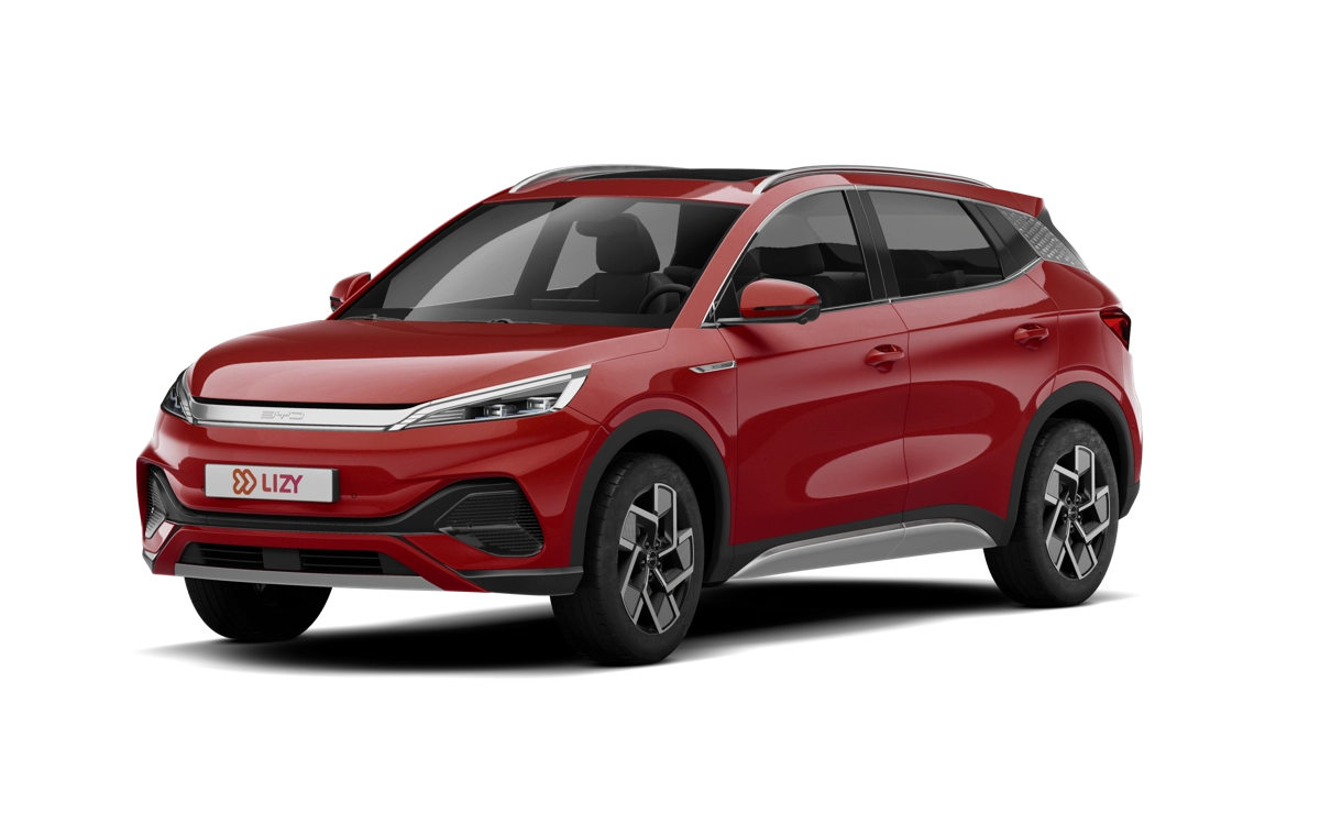 Een rode BYD Atto 3 met LIZY nummerplaat.
