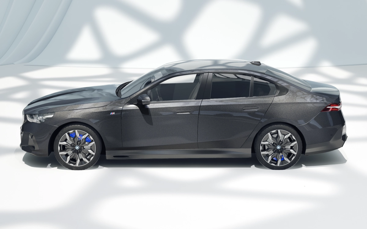 BMW i5 in zwart, zijaanzicht